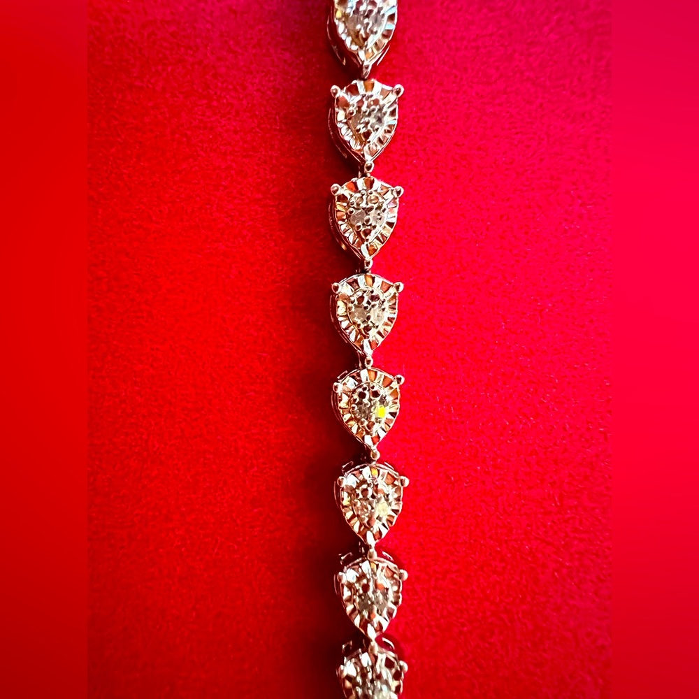 Diamond and white gold bracelet. 7.5 inches.